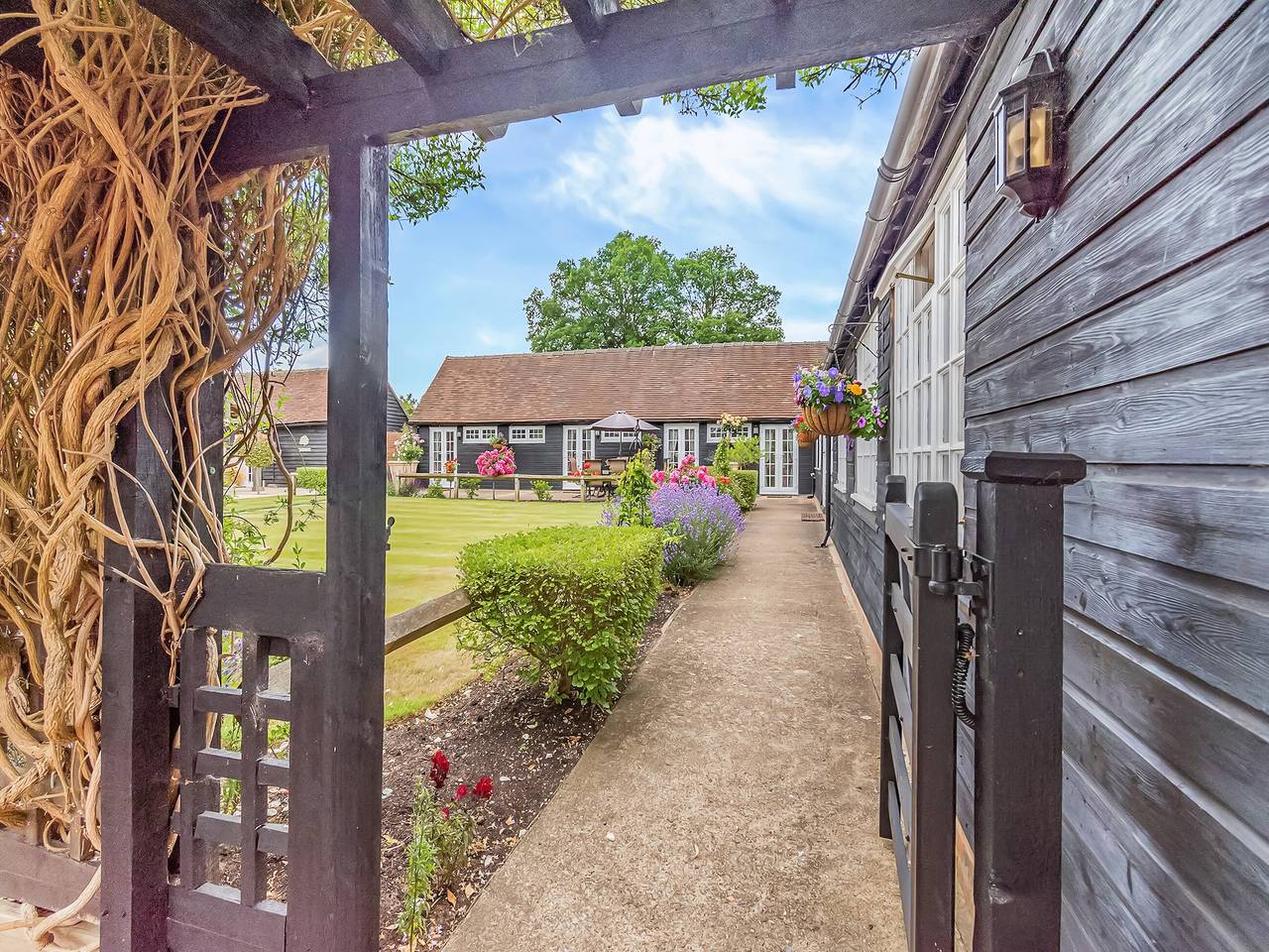 Weston Cottage - Uk50016 in Woking, Surrey