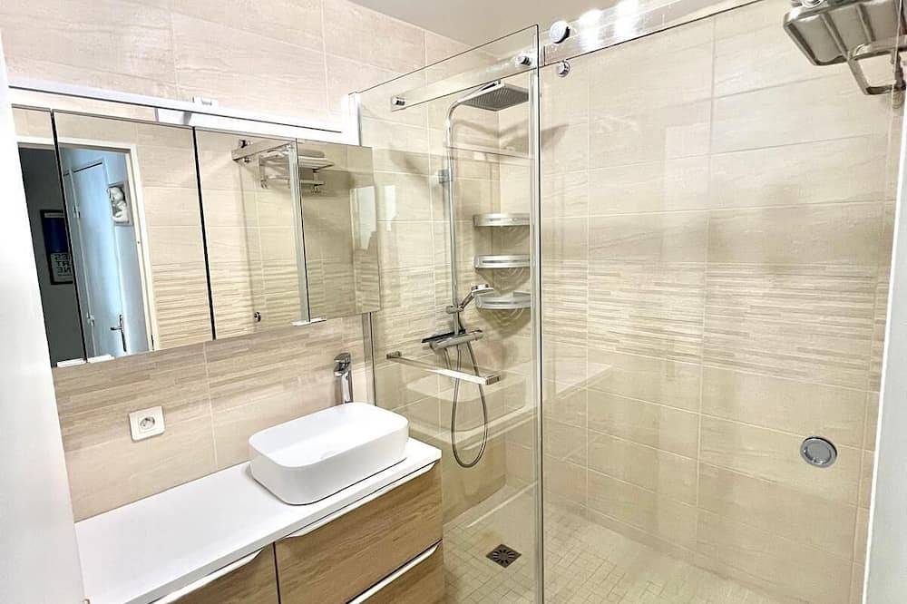 Ganze Wohnung, 2-bedroom apartment, private parking, near subway station in Créteil, Val-de-Marne