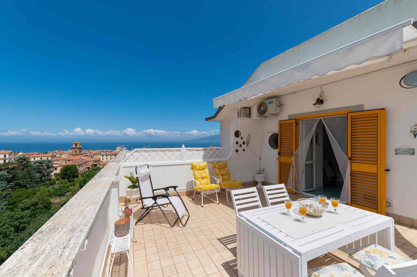 Entire apartment, Apartment 'La Terrazza Di Zia Pa'' with Sea View, Wi-Fi and Air Conditioning in Sorrento, Sorrento Coast