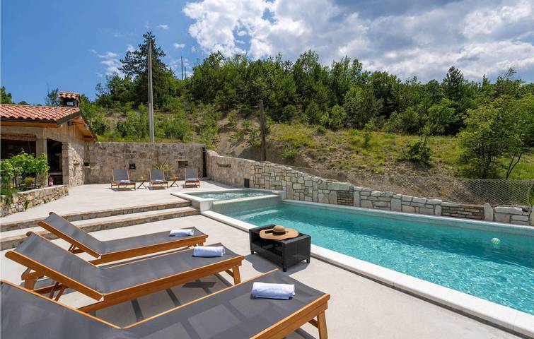 Amplio apartamento con piscina y terraza, cerca del centro de la ciudad y de restaurantes in Ripenda, Costa Este de Istria