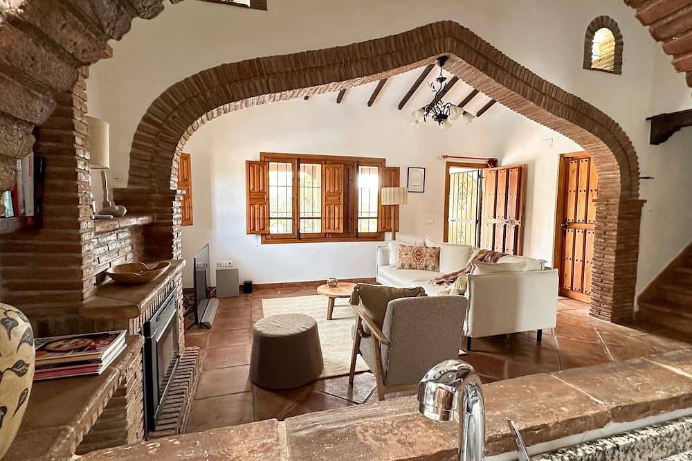 Spacious Detached Villa With Private Floodlit Pool in Los Romanes, Viñuela
