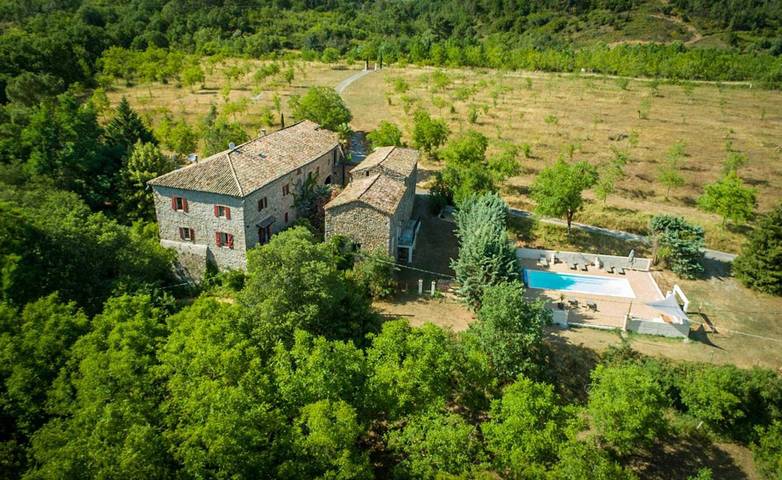 Location de vacances pour 2 personnes, avec Terrasse et Jardin ainsi que Piscine et Vue à Meyrannes