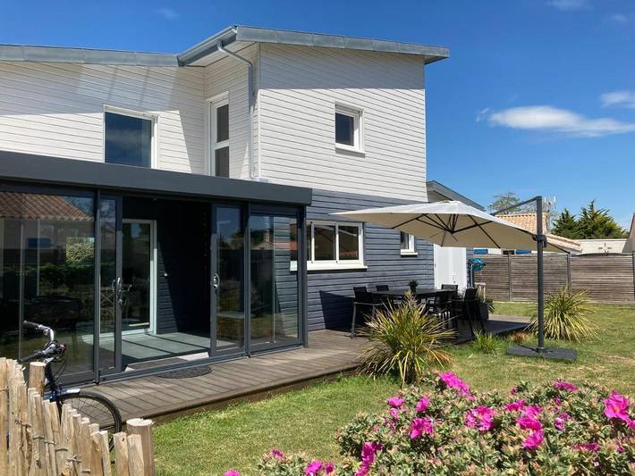 Location de vacances pour 8 personnes, avec Jacuzzi et Terrasse ainsi que Jardin et Piscine dans Plage Du Pont D Yeu Notre Dame De Monts