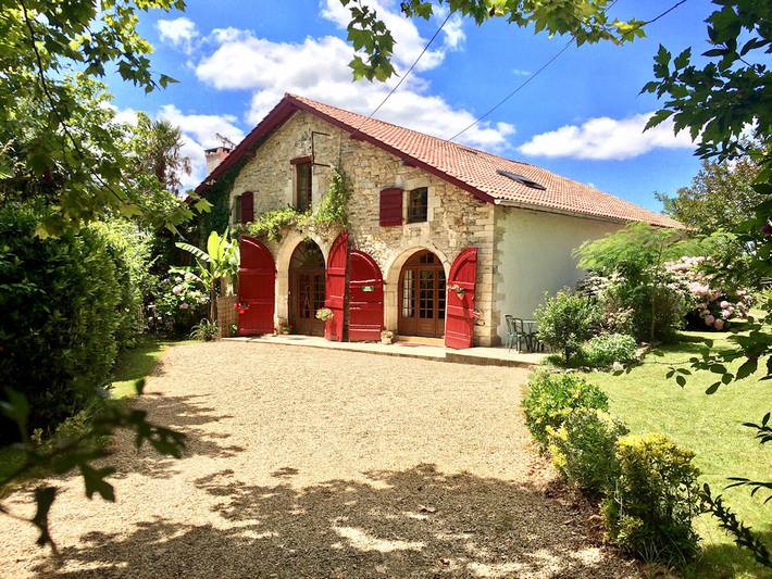 Gîte pour 4 personnes, avec jardin ainsi que piscine et terrasse