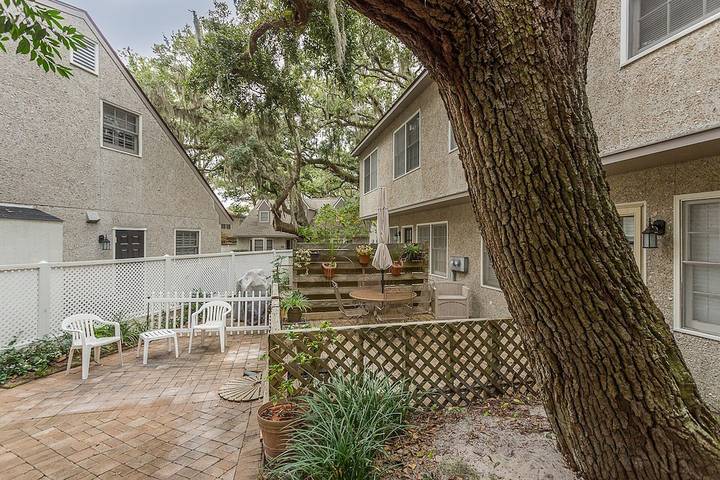 Beach rental for 6 people, with terrace and yard in Georgia