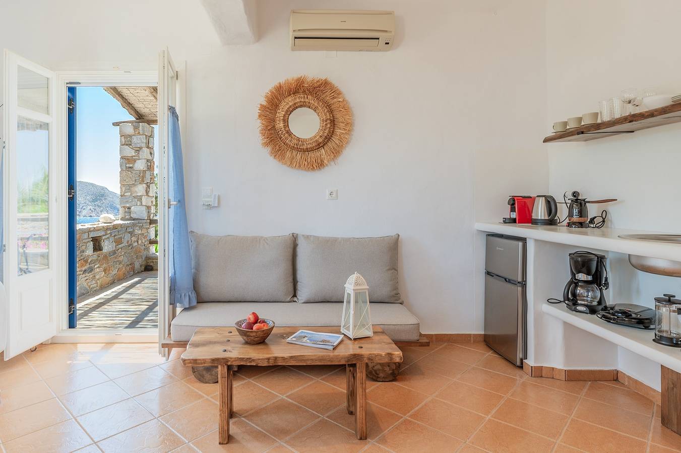 Entire studio, Studio Apartment 'Suite No 1' with Sea View, Wi-Fi and Air Conditioning in Syros