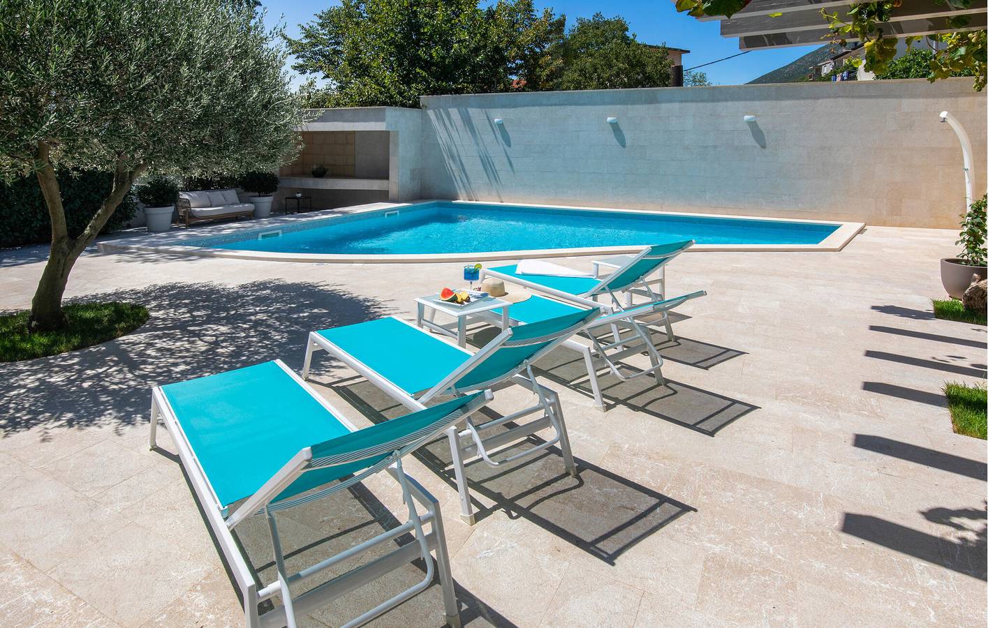Stilvolle Ferienwohnung mit Pool und WLAN, nur wenige Schritte vom Stadtzentrum von Vrgorac entfernt in Vrgorac, Makarska Riviera