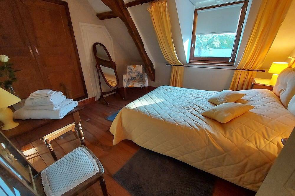 Grande Maison de Campagne avec Cheminée, Parc et Activités Familiales in Ruillé-Froid-Fonds, Mayenne