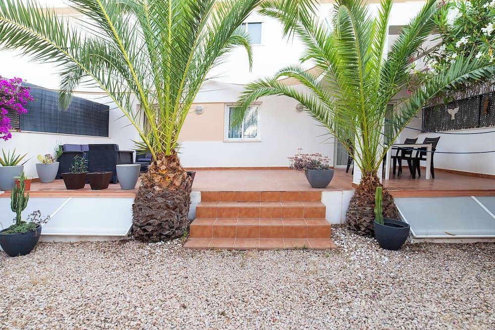 Apartamento entero, Can Sord- Apartamento con amplia Terraza/Jardín.  Con A/C y wifi in La Savina, Formentera