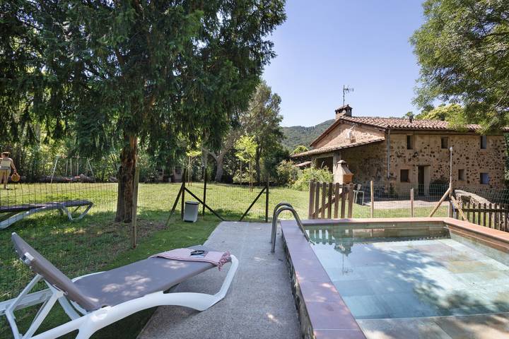 Chalet para 7 personas, con jardín y piscina para niños, Familias con niños en Garrotxa