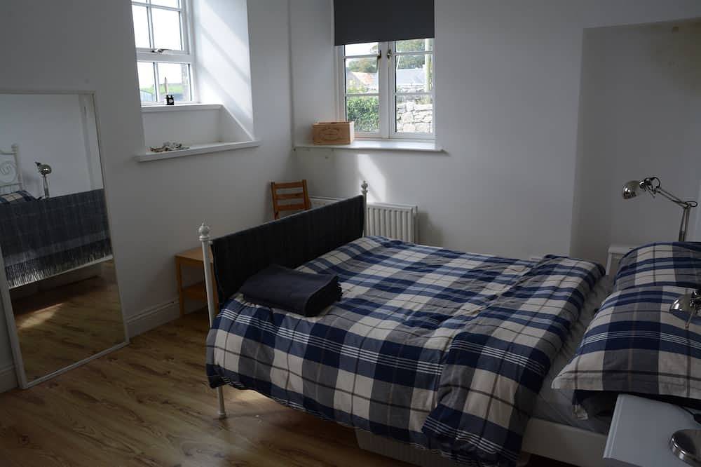 The Old Schoolhouse - sleeps 6 guests  in 2 bedrooms in County Clare