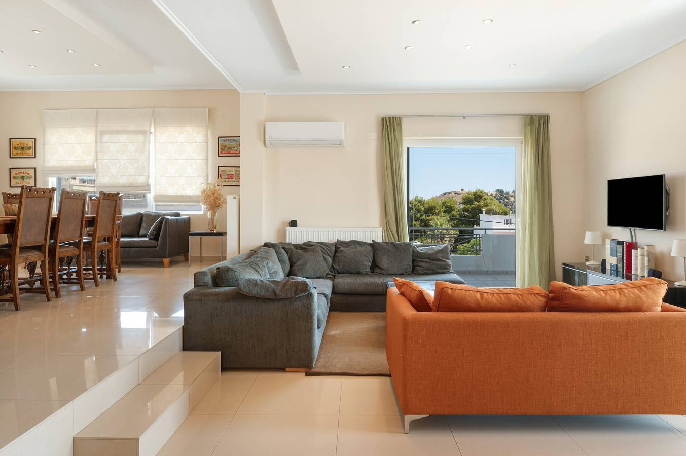 Modern apartment near Athens and the coast