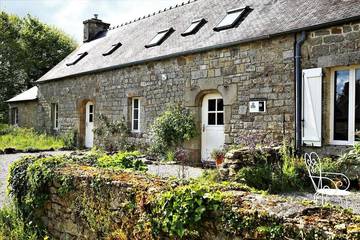 Gîte pour 4 personnes, avec terrasse ainsi que vue et jardin à Mellionnec