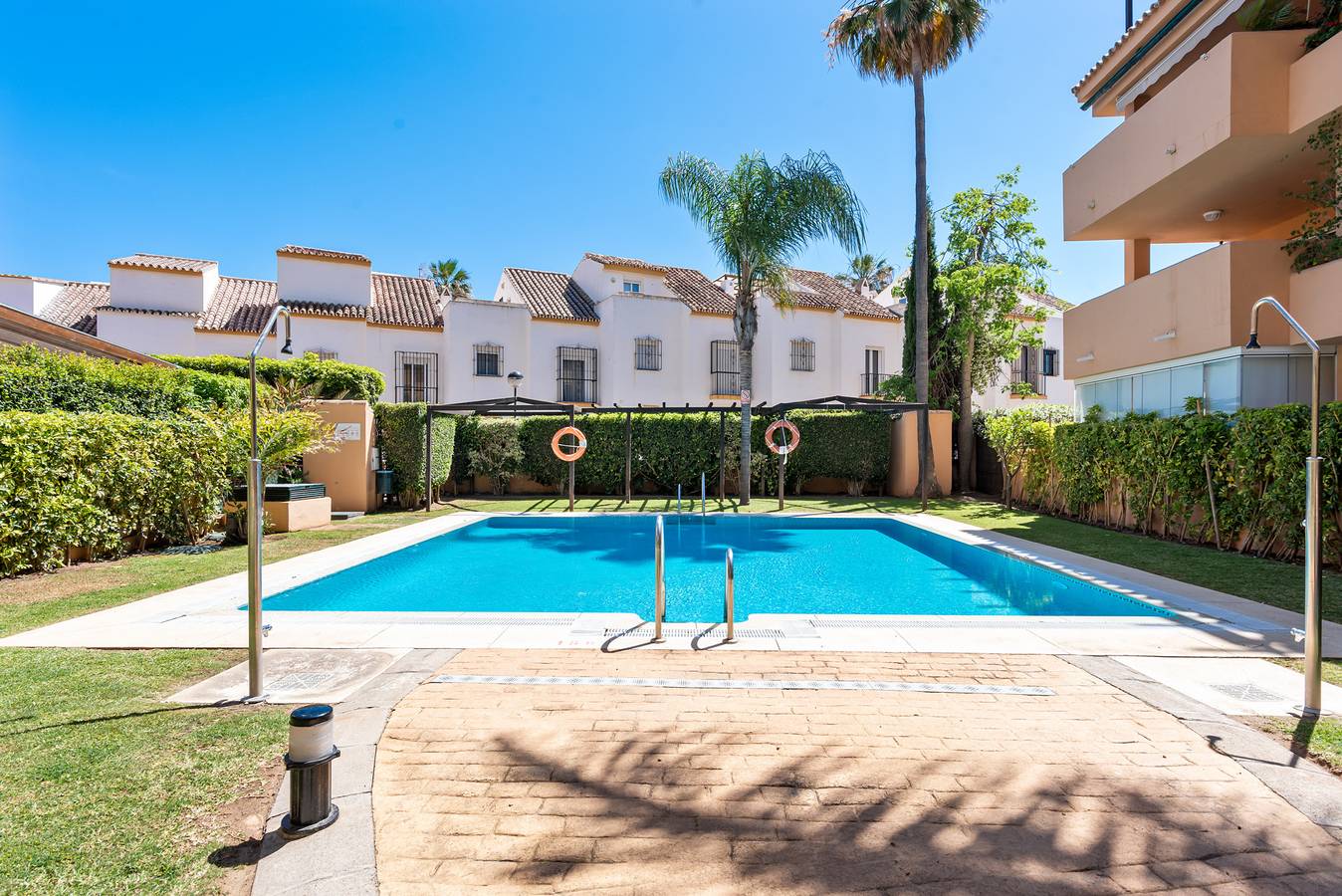 Entire apartment, Apartment 'Casa Alicate' with Shared Pool, Wi-Fi and Air Conditioning in Las Chapas, Marbella