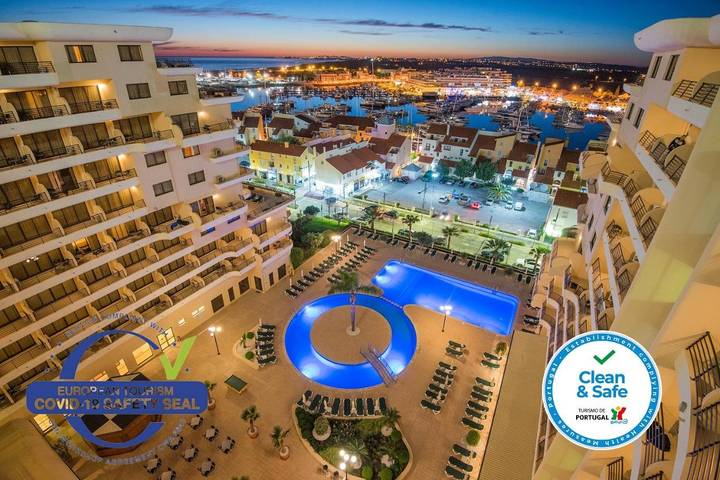 Hôtel pour 2 personnes, avec sauna et jacuzzi ainsi que piscine et jardin