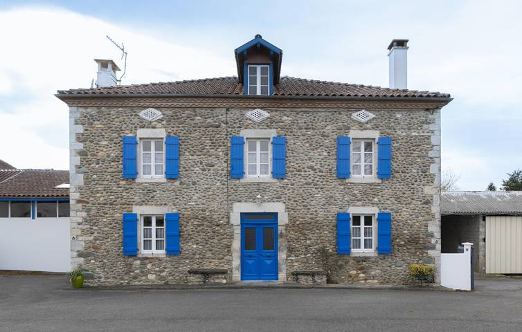 Gîte pour 8 personnes, avec jardin dans Saint-Pé-de-Léren