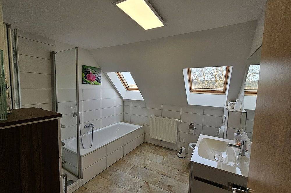 Ganze Wohnung, Gemütliche Ferienwohnung (83 qm) mit drei Schlafzimmern und Terrasse in Sinzing, Ostbayern
