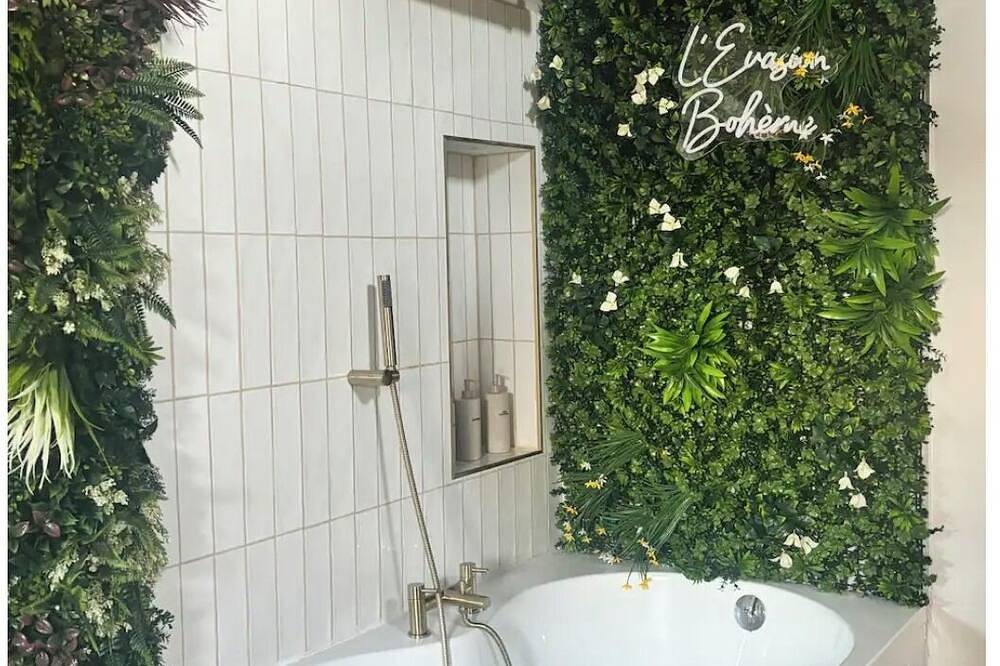 Appartement entier, Studiodans la nature piscine jacuzzi soirée cinéma Netflix in Saint-Chamas, Côte méditerranéenne (France)