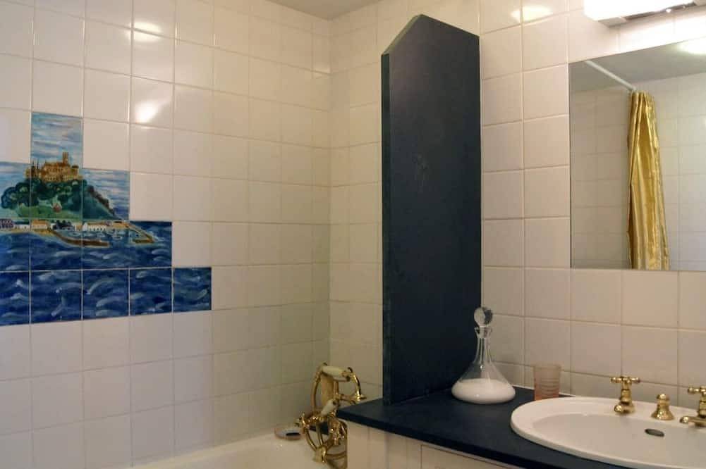 Susannas Apartment, family friendly, with a garden in Rosudgeon in Cornwall