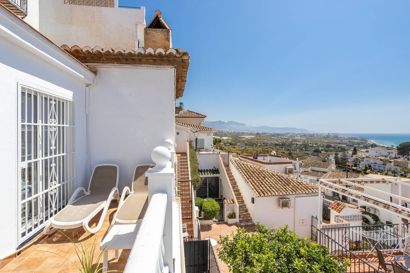 Vacation Home 'Casa Carolina Holiday Rental Nerja' close to the Beach with Shared Pool & Wi-Fi in Urbanización Punta Lara, Nerja