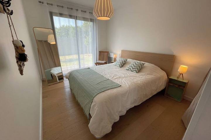 300m from the Lac beach! Superb house, wood cladding. in Hourtin, Médoc Regional Natural Park