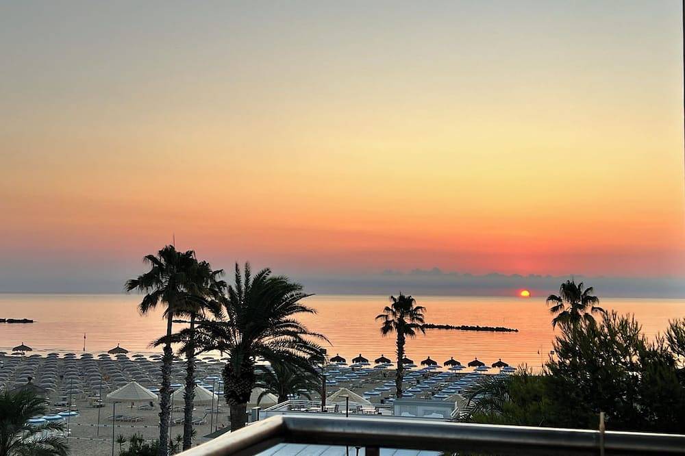 Entire apartment, Premium Sea Front 2-bedroom condo in Roseto Degli Abruzzi, with Wifi, Ac in Roseto degli Abruzzi, Adriatic Coast Abruzzo