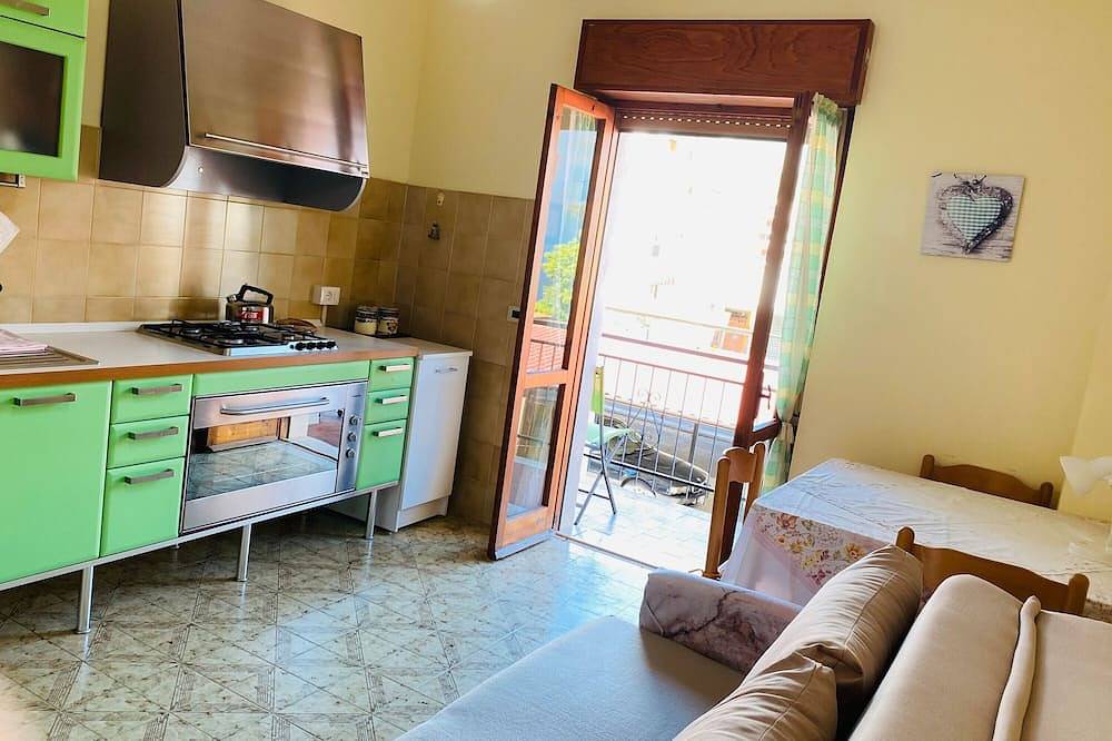 Apartamento entero, Apartamento 'Bianca Rosa' con vistas a la montaña y balcón in Scalea, Costa Tirrénica Calabria