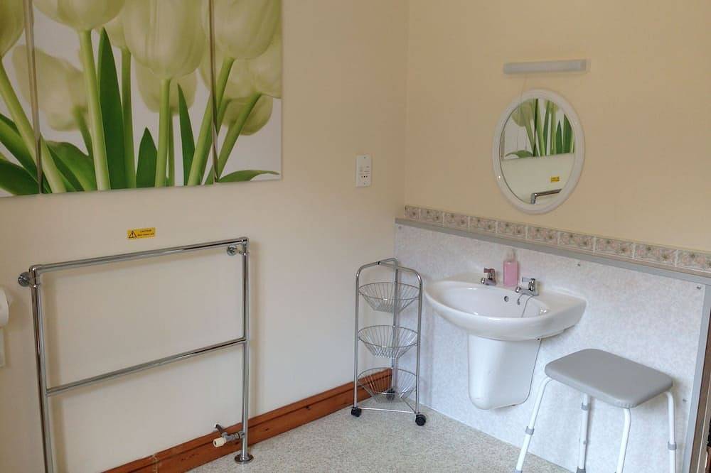 Ground Floor Twin En-Suite Room in Godney, Somerset