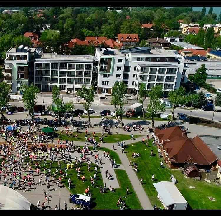 Ganzes Studio, Studio mit gemeinsamer Pool und Sonnenterasse  in Balatonlelle, Plattensee Südufer