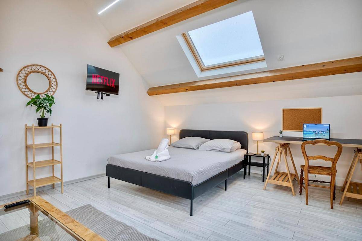 Appartement entier, Coliving - bedroom Salon & Tv in Saint-Jean-de-Gonville, Gex