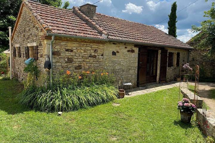 Location de vacances pour 3 personnes, avec piscine à Sauveterre-la-Lémance