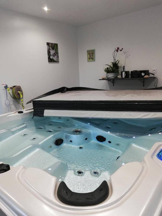 Maison de vacances pour 15 personnes, avec Jacuzzi et Terrasse ainsi que Jardin et Piscine