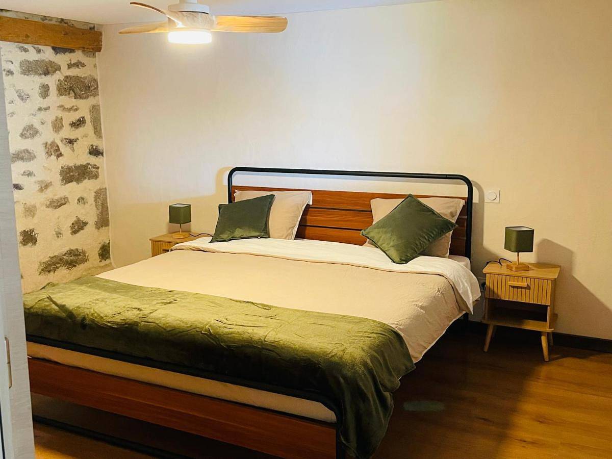 Two-Bedroom House in Thalamy, Région d'Ussel