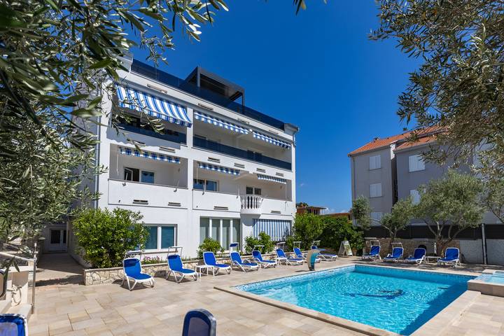 Gîte pour 4 personnes, avec balcon ainsi que piscine et vue sur l’océan, animaux acceptés à Novalja - 2