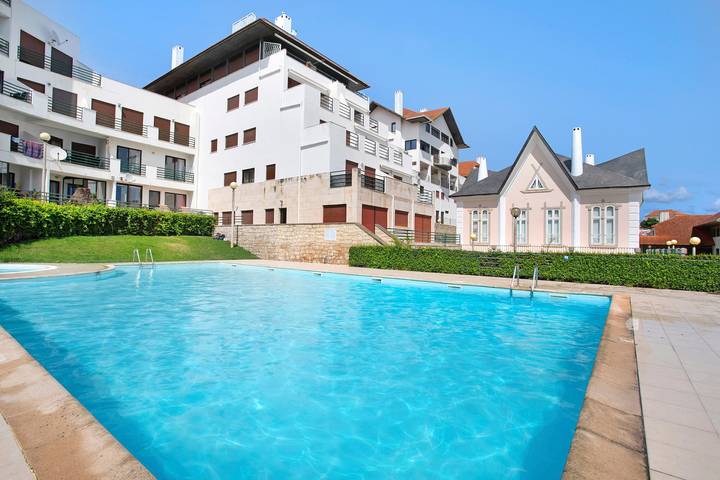 Apartamento inteiro, Apartamento 'Vista Baia' com vista para o mar, piscina partilhada e acesso Wi-Fi in Praia de São Martinho do Porto, São Martinho do Porto