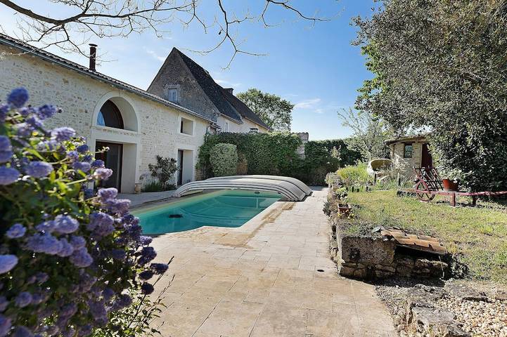 Location de vacances pour 4 personnes, avec jardin ainsi que piscine et terrasse à Vouneuil-sous-Biard