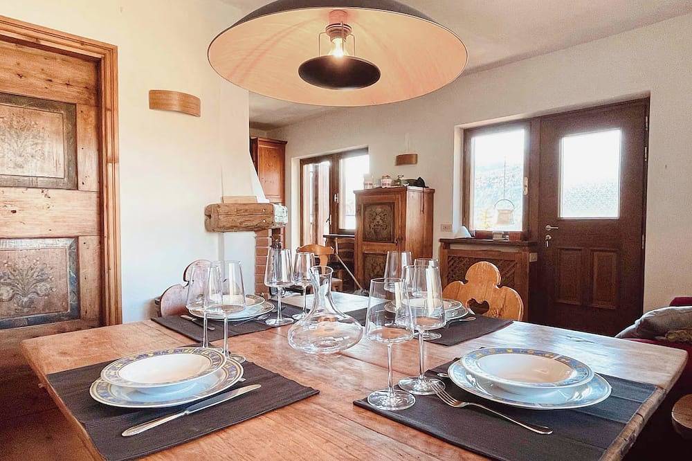 Ganze Wohnung, Cozy mountain house with private garden a few kilometers from Cortina. in San Vito di Cadore, Dolomiti Superski