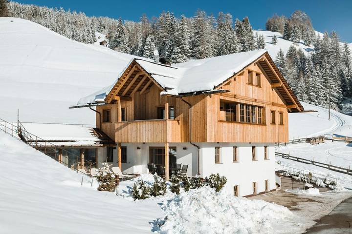 Chalet für 17 Personen, mit Balkon und Whirlpool sowie Terrasse und Garten in Wengen (Italien)