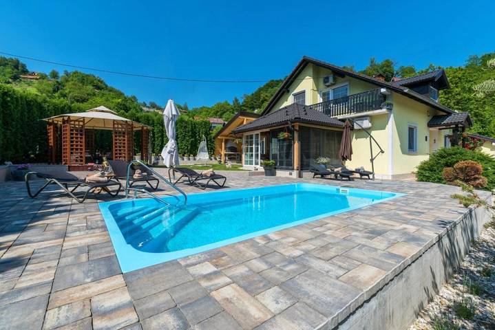 Ferienhaus für 8 Personen, mit Balkon und Whirlpool sowie Terrasse und Garten