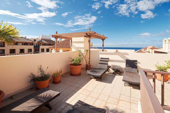 Ganze Wohnung, Ferienhaus "Terrazas del Duque Beach" mit Meerblick, Pool und WLAN in Playa del Duque, Adeje