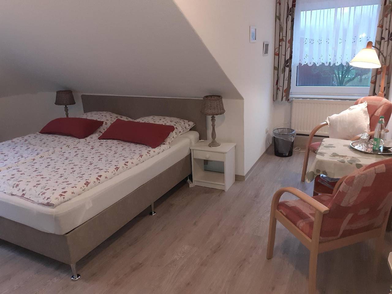 Doppelzimmer mit Frühstück, auch als Einzelzimmer im Obergeschoß in Pilsum, Krummhörn