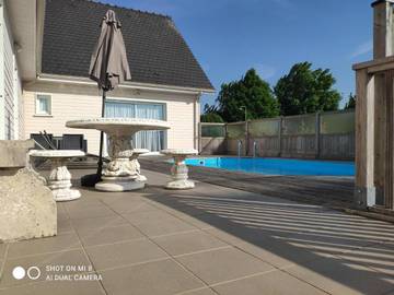 Chambre d’hôte pour 3 personnes, avec terrasse et vue ainsi que jardin et piscine à Leulinghen-Bernes