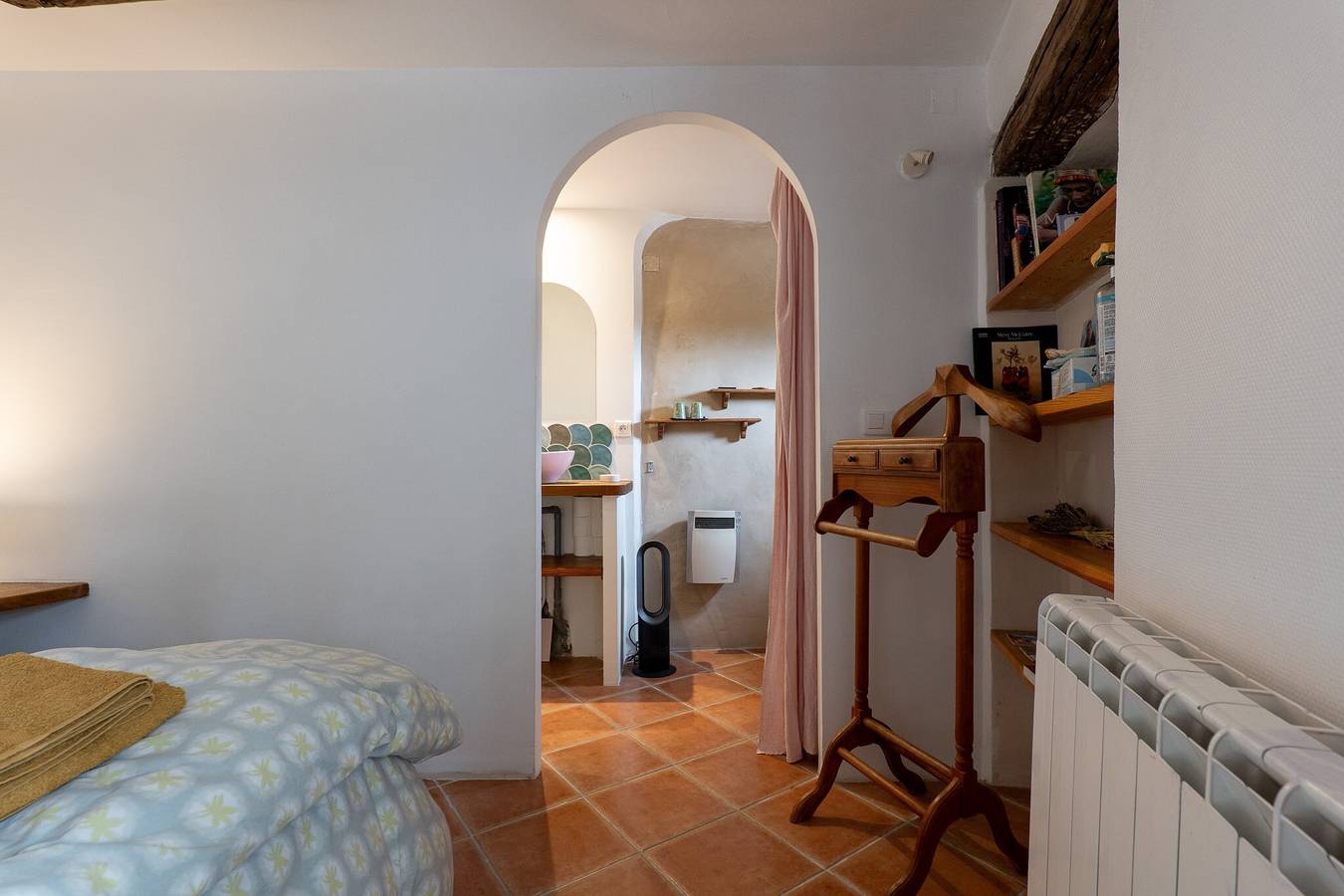 Chambre d’hôtes « Chambre Au Calme » avec vue montagne, terrasse partagée et Wi-Fi in Reillanne, Parc naturel régional du Luberon