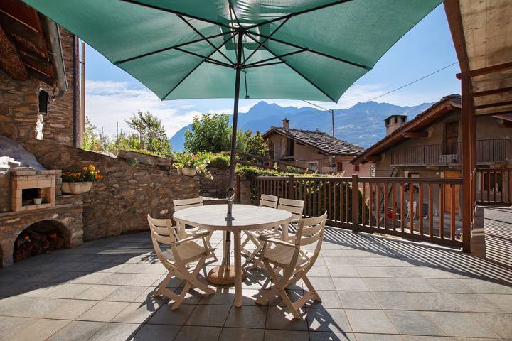 Ganze Wohnung, Ferienwohnung 'Casa Mauro Con Vista Su Aosta' mit Bergblick, privater Terrasse in Comune di Sarre, Walliser Alpen