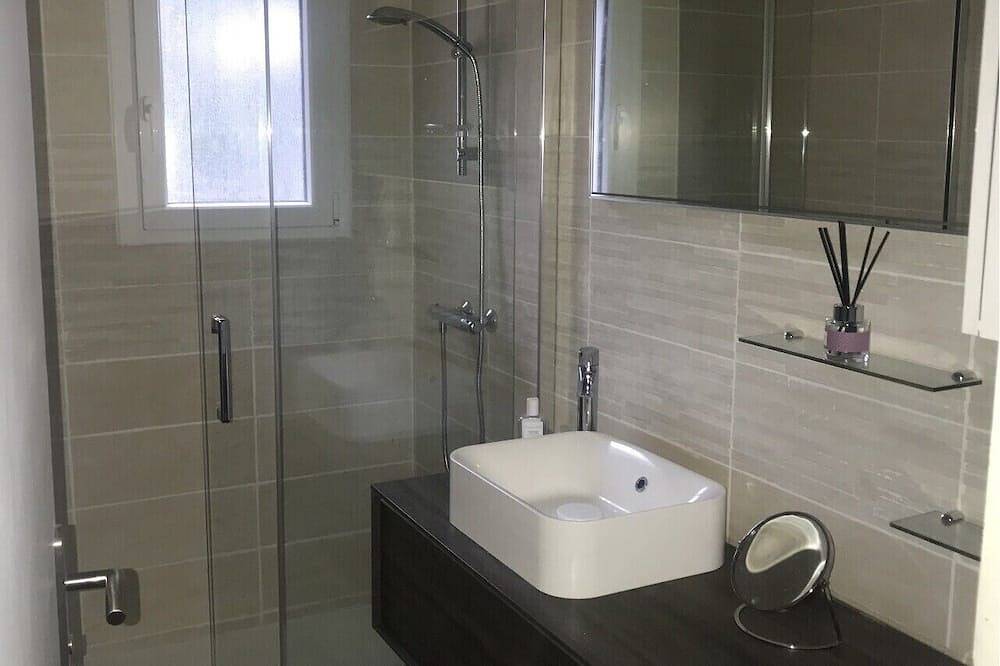 Casa de vacaciones frente al lago ideal para una familia con niños in Marcillac-la-Croisille, Región de Tulle