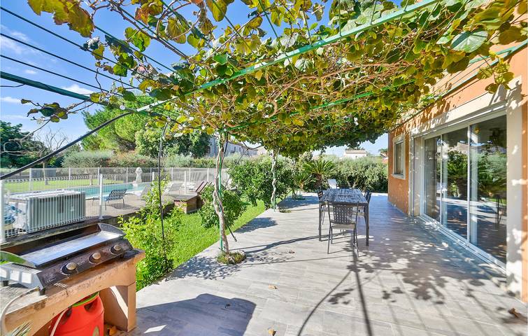 Location de vacances pour 11 personnes, avec piscine ainsi que jardin et terrasse, adapté aux familles à Saint-Martin-de-Crau - 4