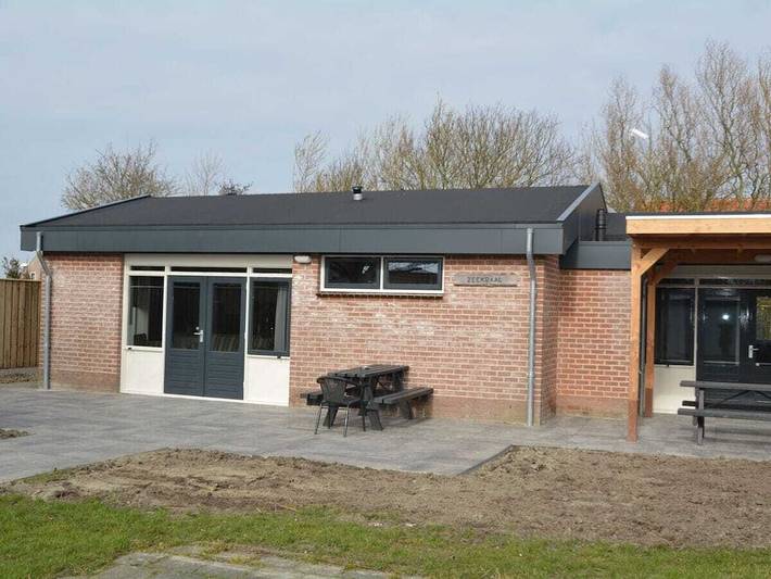 Ferienhaus für 6 Personen, mit Terrasse und Garten in Serooskerke