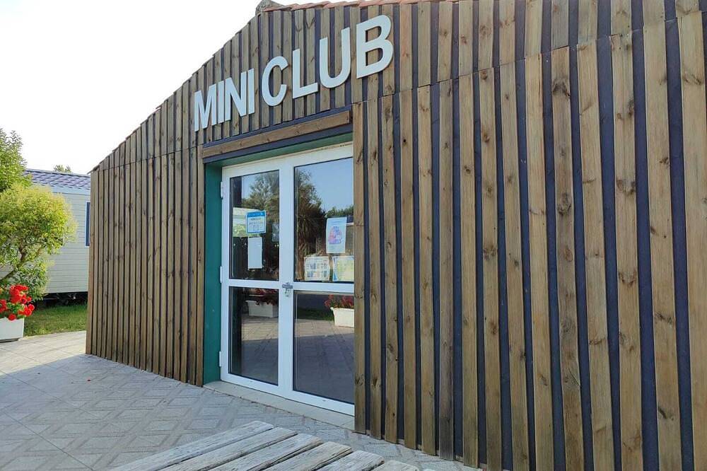 Mobil-home tout confort, à seulement 50 mètres de la plage. Piscine int. et ext. in Saint-Denis-d'Oléron, Côte de Beauté