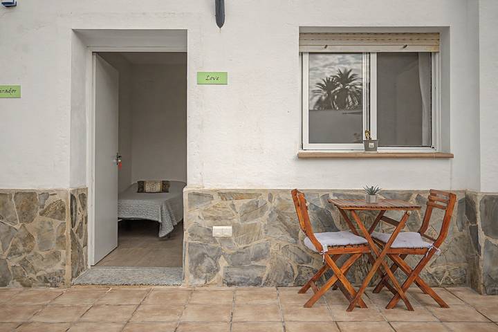Apartamento entero, Habitación 'Love' con terraza compartida, Wi-Fi y aire acondicionado in el Poblenou del Delta, Amposta