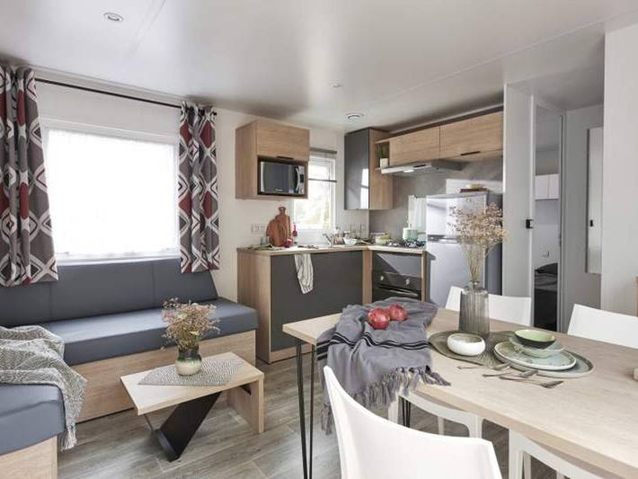 Mobil home pour 6 personnes, avec piscine et terrasse à Ambon - 2